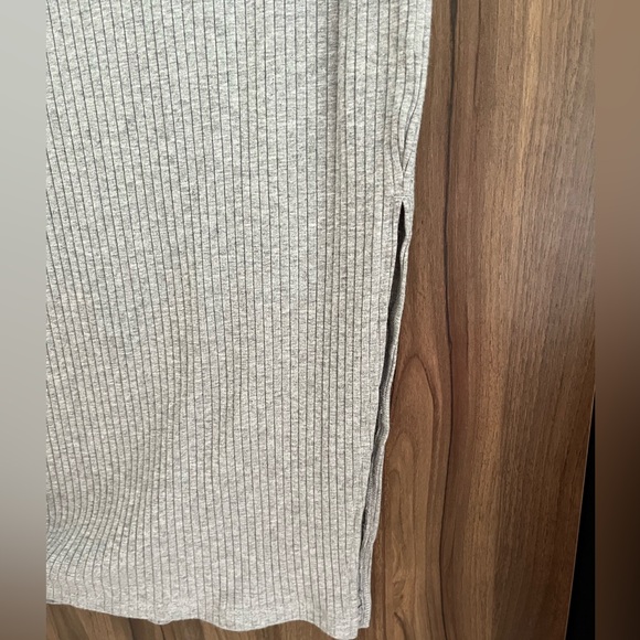 Fitted ribbed grey skirt - Picture 2 of 3